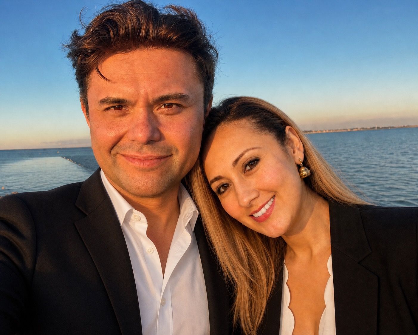 Enrique González y Arlette Anguiz González juntos frente al mar